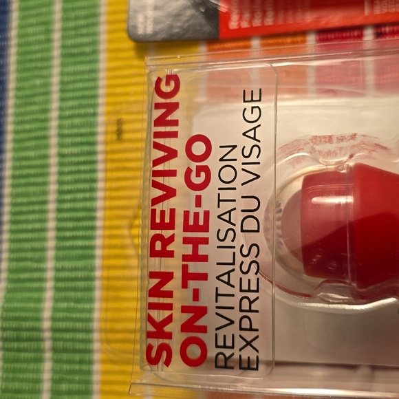 REVLON BRAND SKIN REVIVING ON-THE-GO FACIAL ROLLER AND ROLLER REFILL BUNDLE - Picture 5 of 9